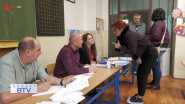 K volebným urnám prišlo už tisíce voličov