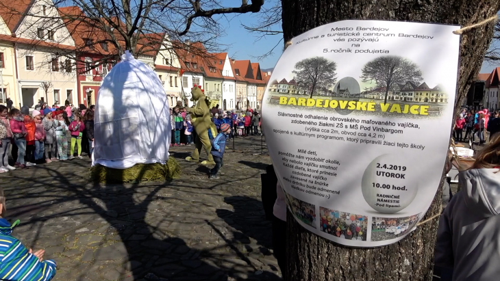 Odhalené megavajce na námestí
