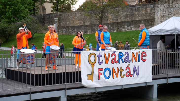 Otvorili fontány s bubeníckym sprievodom