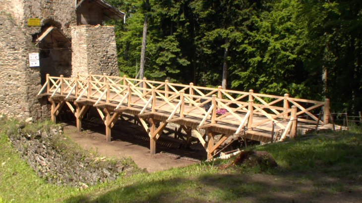 Nový dubový most na hrade Zborov opäť spája