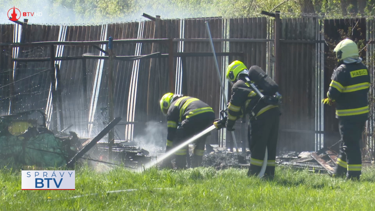 Oheň poškodil drevenú stavbu