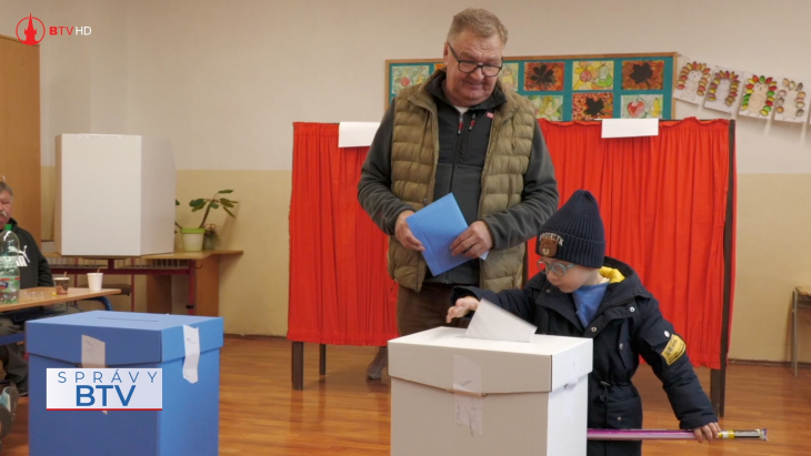 K volebným urnám prišlo už tisíce voličov