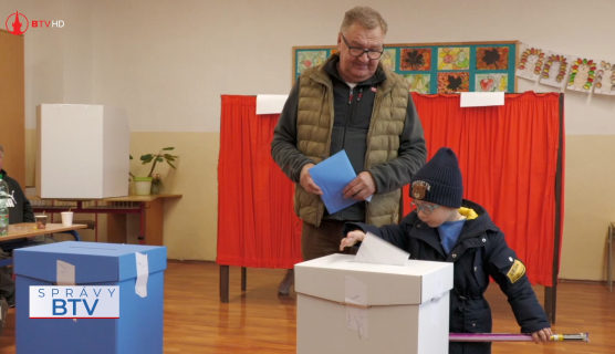 K volebným urnám prišlo už tisíce voličov