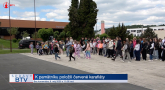 K pamätníku položili červené karafiáty